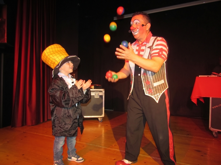 mago-clown-palline-scaled